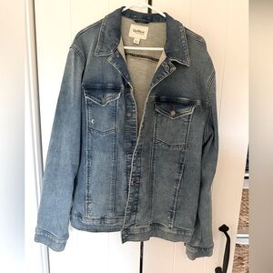 Size L distressed jean jacket. Very comfortable vintage style jacket.